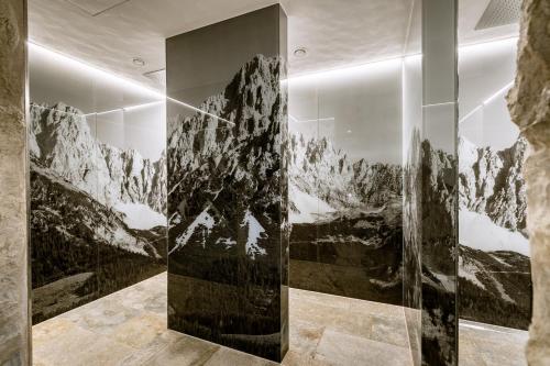 una camera con una foto di montagne sul muro di Hotel Restaurant Hexenalm a Söll