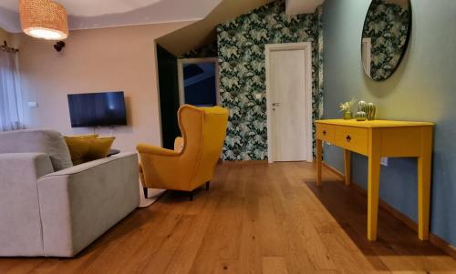 una sala de estar con un sofá y una mesa en Apartman Green Lux, en Vrnjačka Banja