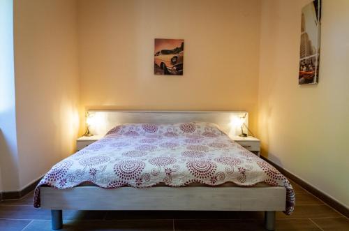 1 dormitorio con 1 cama con 2 mesitas de noche en Villa Ragusa, en Dubrovnik