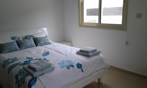 1 dormitorio con 1 cama con toallas en Idyllic 3 Bed Villa with Stunning Views, en Pafos