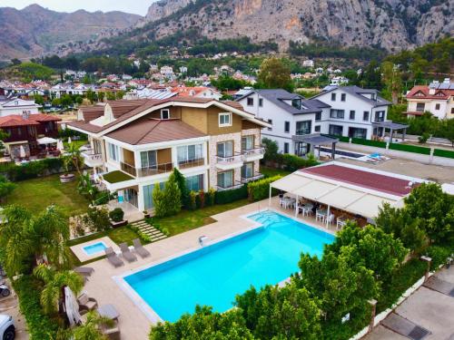 ギョジェクにあるGöcek Naz Hotelのプール付きの家の航空写真
