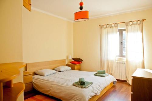 Tempat tidur dalam kamar di Spacious and family friendly villa at Lisbon coast