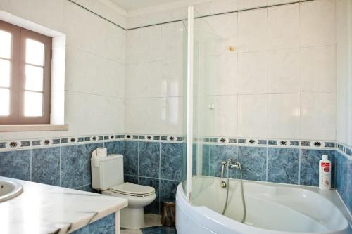 e bagno con vasca, servizi igienici e lavandino. di Spacious and family friendly villa at Lisbon coast 
