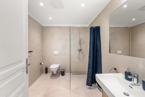 La salle de bains est pourvue d'une douche, de toilettes et d'un lavabo. dans l'établissement Vienna Chic Residences #Suite 14, à Vienne