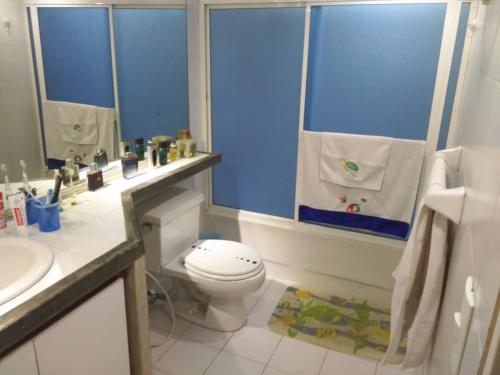 y baño con aseo y lavamanos. en Acogedor apartamento con piscina - Bleu Marine Suites, en La Guaira