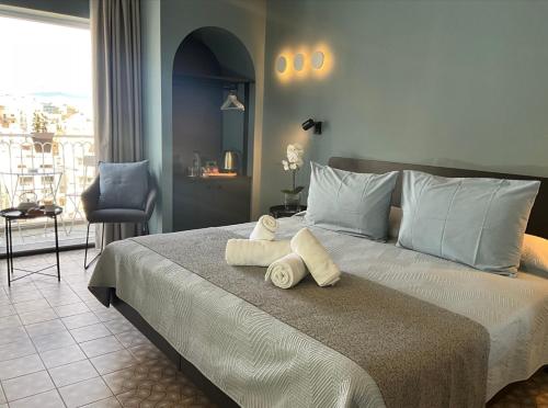 1 dormitorio con 1 cama con toallas en Victoria by Petit Chic, en Mellieħa