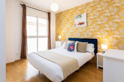 Posteľ alebo postele v izbe v ubytovaní Holidays2Malaga Cruz Verde City center with AirCon & WiFi
