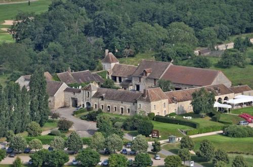 an aerial view of a large house with cars parked in front at Baia, Une charmante maison avec jardin in Flagy