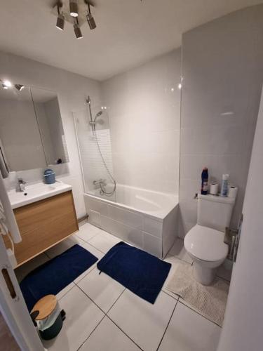 une salle de bain avec toilettes, baignoire et lavabo dans l'établissement Demeure de charme paisible, à Villepinte