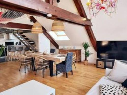 une salle à manger et un salon avec une table et des chaises dans l'établissement Appartement Panoramique, à Le Thillot