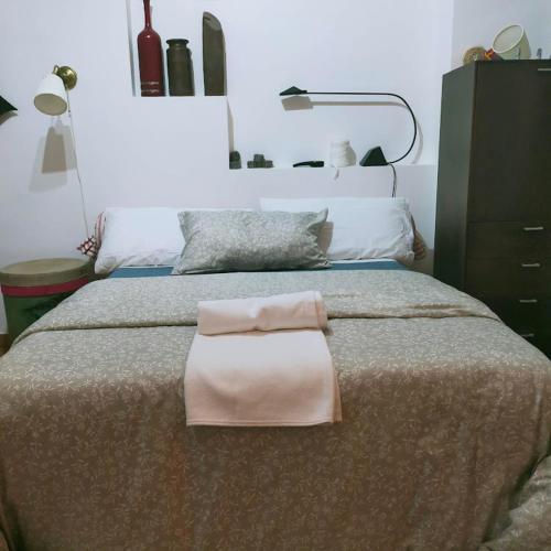 een slaapkamer met een bed met twee handdoeken erop bij Una parada a l'Anoia en apartamento compartido in Capellades
