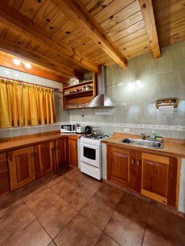 Una cocina o kitchenette en Las Liebres Casa de Montaña
