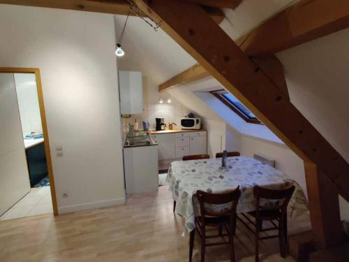 - une cuisine et une salle à manger avec une table et des chaises dans l'établissement Appartement - Stiring-Wendel, à Stiring-Wendel