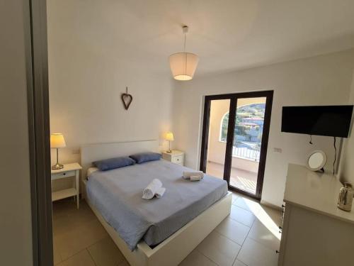 Un dormitorio con una cama con dos toallas encima. en Zambrone Beach Villas, en Zambrone