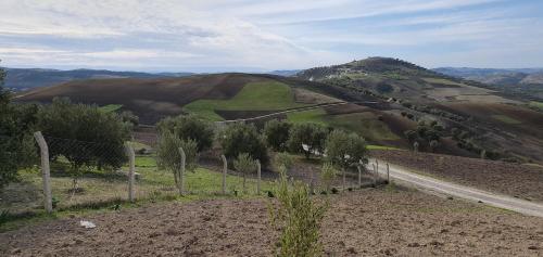 - une vue sur une colline avec une clôture et une route dans l'établissement BADR ABDELLAH, à Taounate