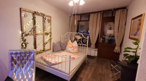 ein Babybett in einem Zimmer mit Spiegel in der Unterkunft Privatzimmer in Siebenlehn