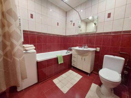 ein Badezimmer mit einem WC, einem Waschbecken und einer Badewanne in der Unterkunft Однокімнатна біля автостанції, вулиця Зацепи in Luzk