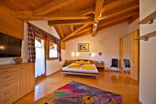 ein Schlafzimmer mit einem Bett und einem Teppich auf dem Boden in der Unterkunft Ferienwohnungen Ehammer in Stumm
