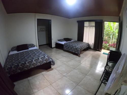Una cama o camas en una habitación de Hotel Rio Celeste to Know
