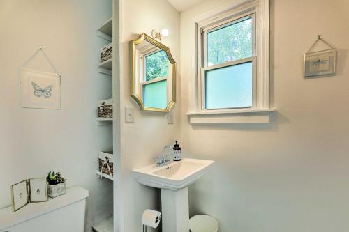 Baño blanco con lavabo y espejo en NEW Grand Historic Home - 4 Mi to WEC!, en Wilmington