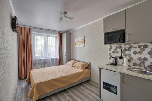 Habitación de hotel con cama y lavabo en Апарт 33 en Almaty