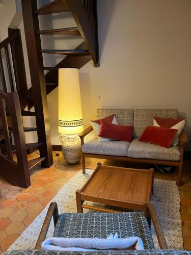 - un salon avec un canapé et une table dans l'établissement Ma Bohème - Jardin en Centre historique, à Honfleur