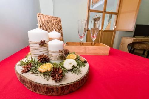 einen Tisch mit Platten und Kerzen auf einem Tisch in der Unterkunft La Valle del Gran Sasso in Assergi