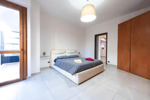 ein Schlafzimmer mit einem Bett und einem großen Fenster in der Unterkunft DORA Rooms and terrace, Parco Dora in Turin