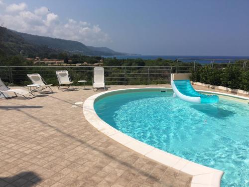 una piscina con un tobogán en el medio en Zambrone Beach Villas en Zambrone