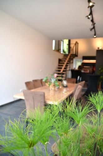 a living room with a table and some plants at Loft industriel dans une ancienne grange in Guenviller