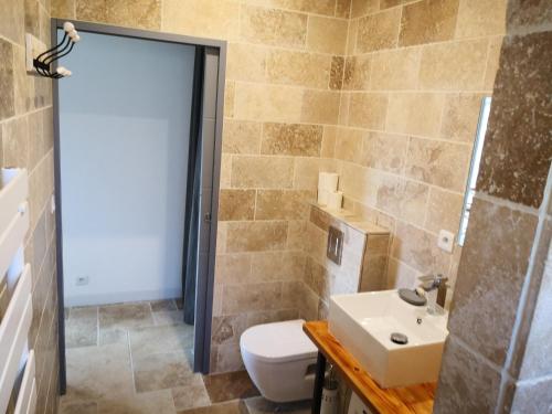 La salle de bains est pourvue de toilettes et d'un lavabo. dans l'établissement Appartement entier dans dépendance, à Saint-Morillon