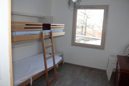 a room with a bunk bed and a window at ANCELLE TAILLAS RDC CHALET in Ancelle