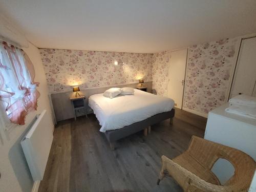 1 dormitorio pequeño con 1 cama y 1 silla en Les contines, en Bagnoles de l'Orne