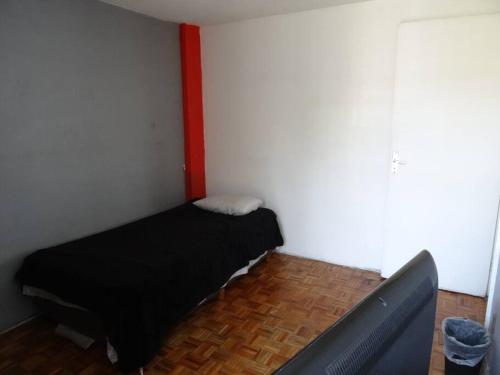 a small room with a black bed in a room at Departamento en Buenavista EXCELENTE UBICACIÓN in Mexico City