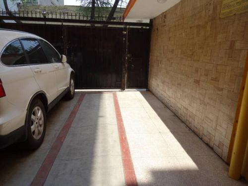 a white car parked in a garage with a brick wall at Departamento en Buenavista EXCELENTE UBICACIÓN in Mexico City