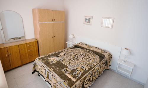 Dormitorio pequeño con cama y vestidor en Departamento San Rafael en San Rafael