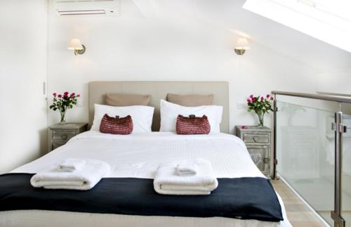 une chambre avec un grand lit avec deux serviettes dessus dans l'établissement Duplex lumineux et spacieux, à Nice