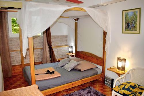 Postel nebo postele na pokoji v ubytování Le Jardin du Petit Macabou