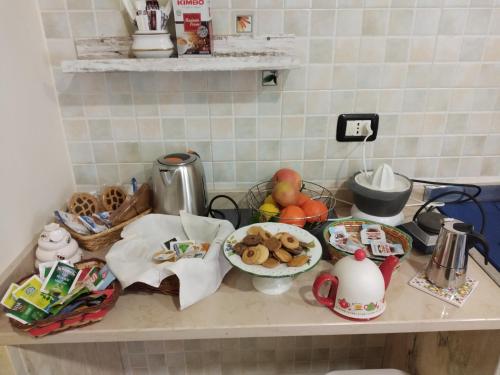 un bancone della cucina con piatti di cibo sopra di Locazione Turistica Conca d'Oro a Crispiano
