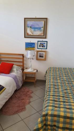 una camera con letto e tavolo con lampada di Locazione Turistica Conca d'Oro a Crispiano