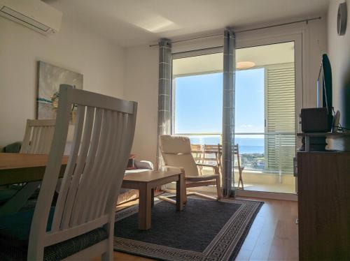 uma sala de estar com uma mesa e cadeiras e uma janela em Izzy&Simple em Split