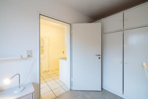 een badkamer met een douche, een toilet en een wastafel bij Nordland Appartements - Wohnung Hooge in Wyk auf Föhr