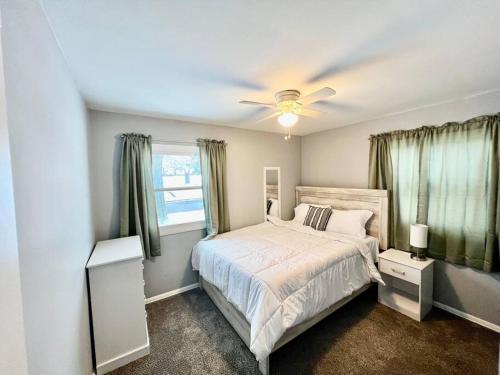 1 dormitorio con 1 cama y ventilador de techo en NEW! Remodeled Stow/Cuyahoga Falls Home!, en Stow