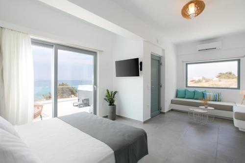 TV a/nebo společenská místnost v ubytování Seanfinity Beachfront Suites