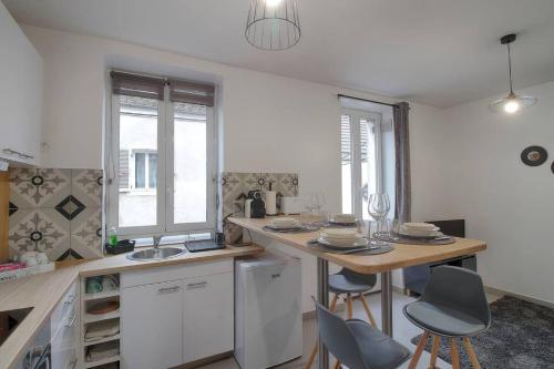 - une cuisine avec une table et des chaises dans la chambre dans l'établissement Appartement centre-ville, à Lagny-sur-Marne