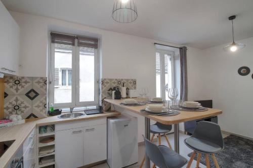 Kuchyňa alebo kuchynka v ubytovaní Appartement centre-ville