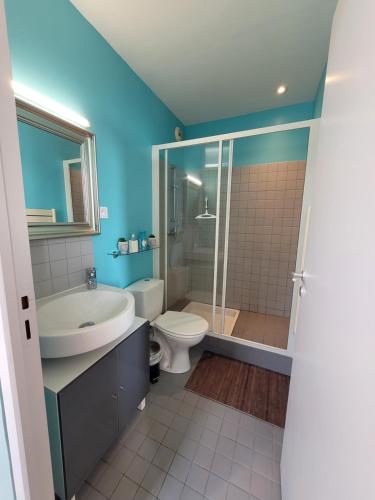 La salle de bains est pourvue d'un lavabo et d'une douche. dans l'établissement Appartement meublé rénové idéal pour curistes ou vacanciers, à La Roche-Posay