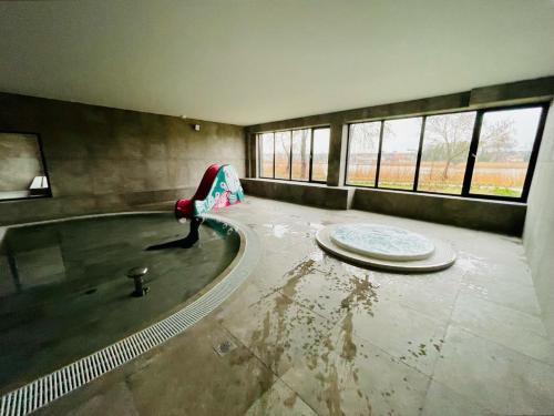 a empty room with a pool in the middle of it at Apartament Słoneczny Dziwnów in Dziwnów