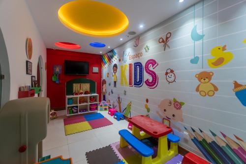 a childs room with a red and white wall at Hotel Paradiso del Sol in Cabo Frio