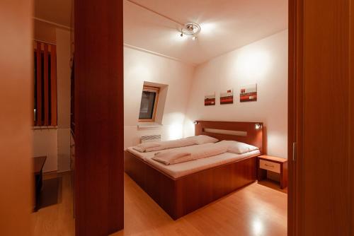 Ramzová Pod Klínem في أوستروزنا: غرفة نوم صغيرة مع سرير في غرفة